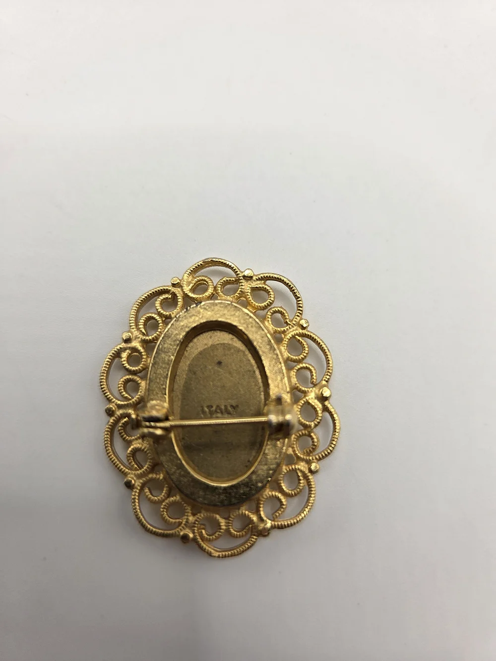 1529. Vintage Gold Tone Filigree Micro-Mosaic Floral Brooch